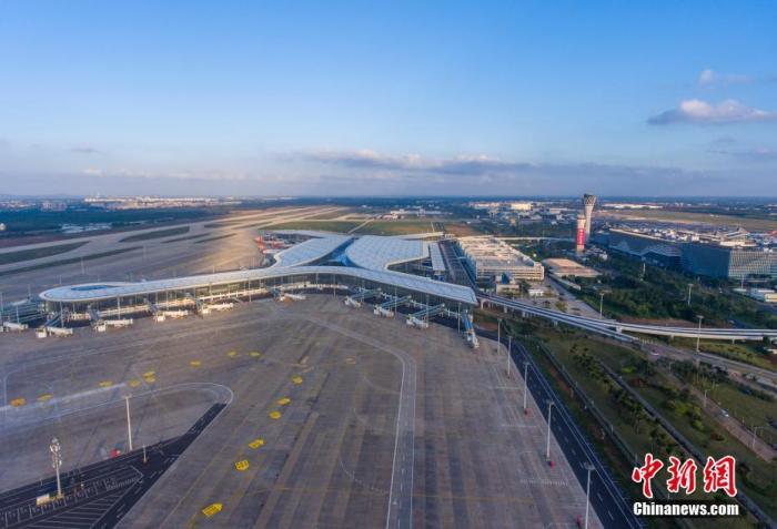 資料圖：航拍?？诿捞m國際機(jī)場二期擴(kuò)建項(xiàng)目。<a target='_blank' href='/'>中新社</a>記者 駱云飛 攝