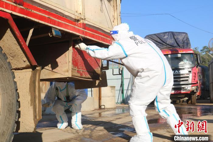圖為瑞麗邊檢站章鳳分站民警實施車體檢查?！∪瘥愡厵z站章鳳分站供圖