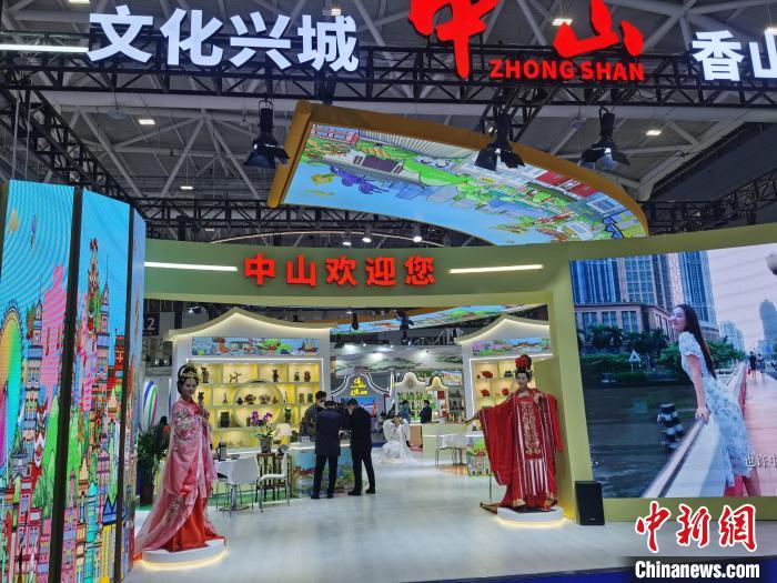 廣東團(tuán)主展場設(shè)在12號(hào)館“粵港澳大灣區(qū)館”醒目位置，全省21個(gè)地級(jí)以上市實(shí)現(xiàn)組團(tuán)參展“滿堂紅”?！∴嵭〖t 攝
