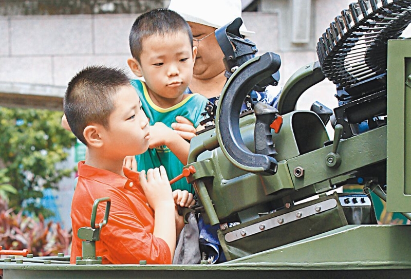 行政院兒權(quán)小組建議國防教育納入高中以下教材，包括幼稚園都得學(xué)辨別炮彈聲，遭藍(lán)委認(rèn)為「荒謬可笑」。圖為小朋友好奇觀看各類軍武。（本報(bào)資料照片）