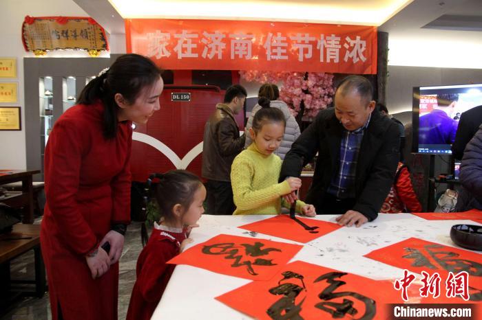 1月13日，留在山東濟(jì)南過(guò)年的臺(tái)胞體驗(yàn)寫(xiě)福字?！O婷婷 攝