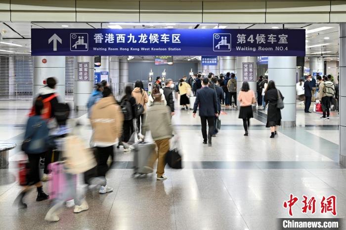 1月15日，廣州東站，旅客正走向“香港西九龍候車區(qū)”。　陳驥旻 攝