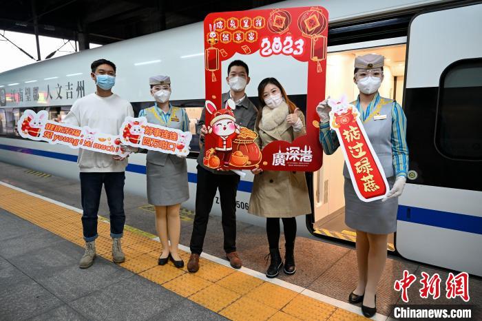 1月15日，廣州東開(kāi)往香港西九龍的首發(fā)高鐵前，旅客與工作人員開(kāi)心合影?！￡愺K旻 攝