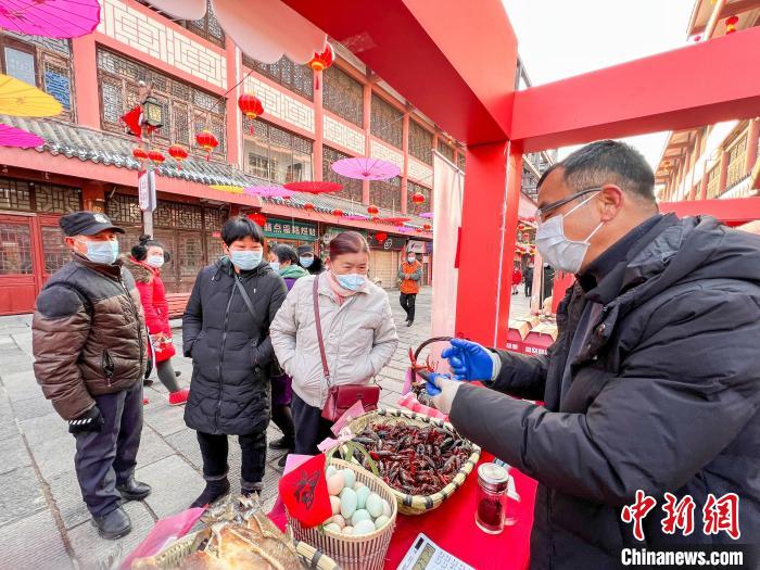 武漢廟會(huì)年味濃特色農(nóng)產(chǎn)品備受青睞