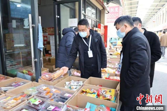 陳磊和同事們檢查市場食品安全?！∈茉L者 供圖