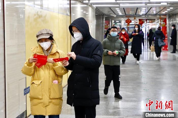 北京市朝陽區(qū)聯(lián)動(dòng)京港地鐵在14號線九龍山站站廳內(nèi)為地鐵乘客派發(fā)“拜年紅包”?！?lt;a target='_blank' href='/'>中新社</a>記者 富田 攝