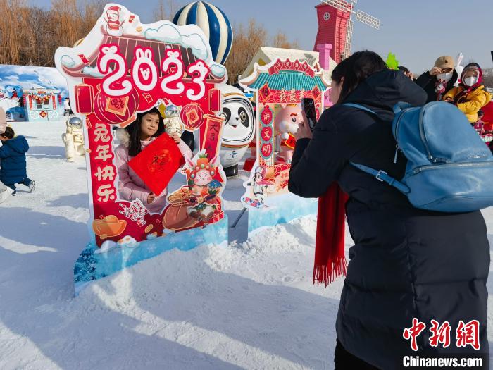 圖為游客在北京陶然亭公園雪場(chǎng)游玩?！”本┦泄珗@管理中心供圖