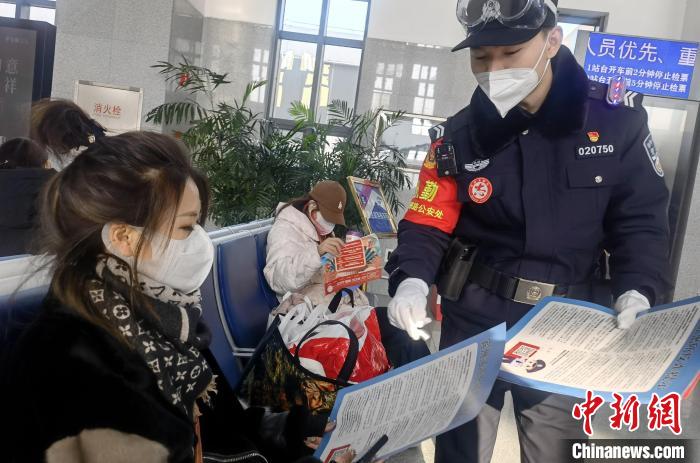 數(shù)萬鐵路民警堅守萬里鐵道，守護萬家平安團圓 公安部鐵路公安局供圖