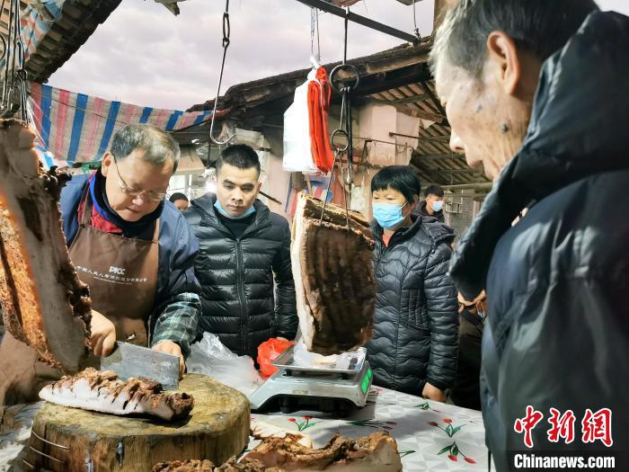 春節(jié)期間，臺(tái)山四九鎮(zhèn)五十墟老師傅黃長(zhǎng)達(dá)的燒豬攤位上客似云來(lái)，燒豬是當(dāng)?shù)厝碎_(kāi)年飯的首選食材?！±顣源?攝