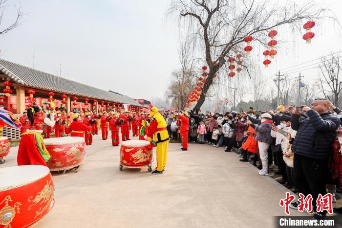 圖為漢長(zhǎng)安城新春活動(dòng)現(xiàn)場(chǎng)?！h長(zhǎng)安城供圖 