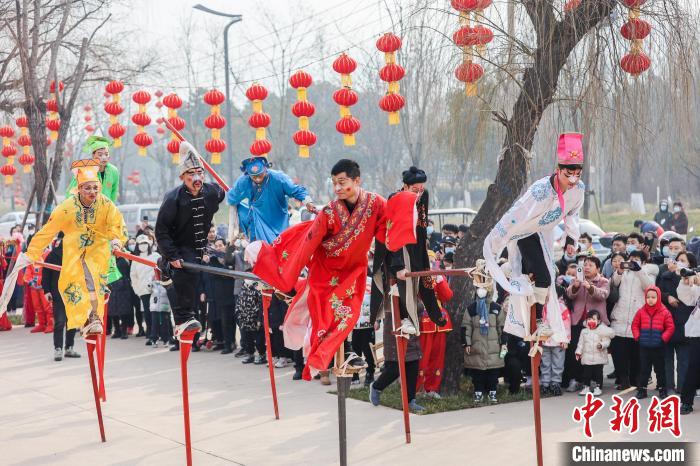 圖為傳統(tǒng)民間年俗表演?！h長(zhǎng)安城供圖 