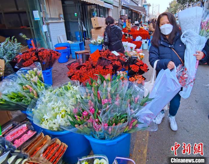 圖為民眾購得鮮花滿懷?！钣㈢?攝