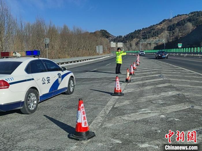 山西高速交警在滄榆高速五臺山景區(qū)收費站主線路面實施車輛分流?！∩轿鞲咚俳痪?攝