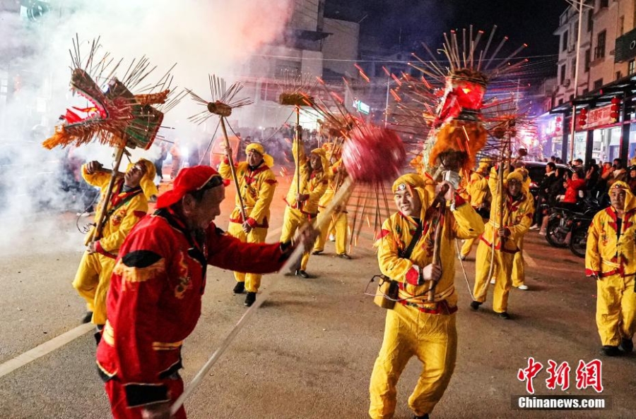 （新春走基層）福建沙縣：“香龍”祈?！棒[元宵”