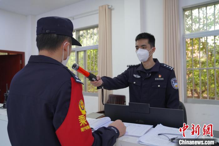 探訪南寧乘警支隊(duì)綜合調(diào)度室：方寸間守護(hù)“鋼鐵龍群”