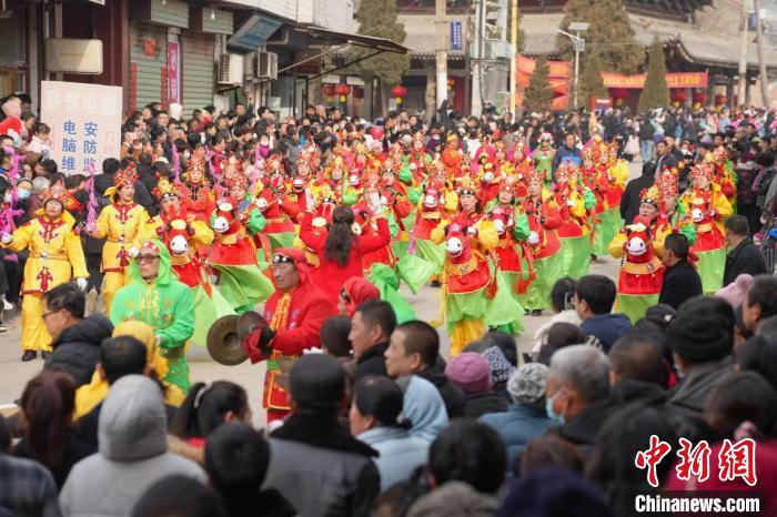 風(fēng)行于山西的傳統(tǒng)民俗活動“跑竹馬”?！∥淇〗?攝