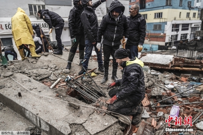 當?shù)貢r間2月6日，土耳其加濟安泰普，民眾在震后自發(fā)參與救援行動，他們在坍塌的廢墟中徒手搬運碎石，尋找被困幸存者。