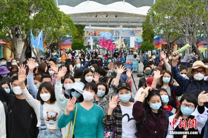 資料圖：圖為內地旅行團高興揮手前來香港海洋公園游玩。李志華 攝