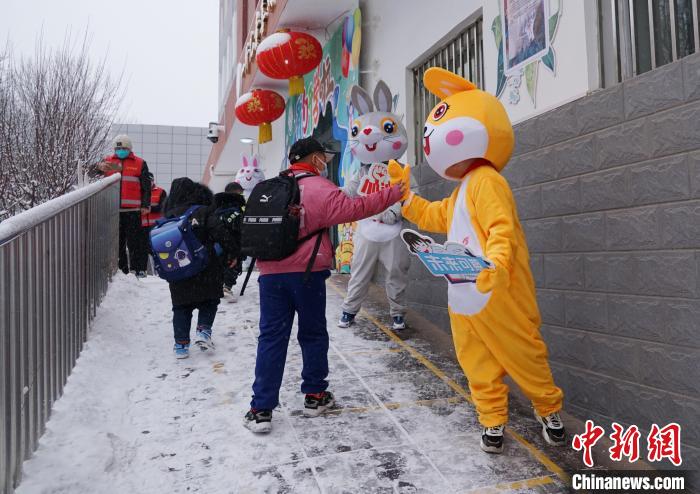 圖為昆侖路小學(xué)學(xué)生與“歡迎兔”互動(dòng)?！●R銘言 攝