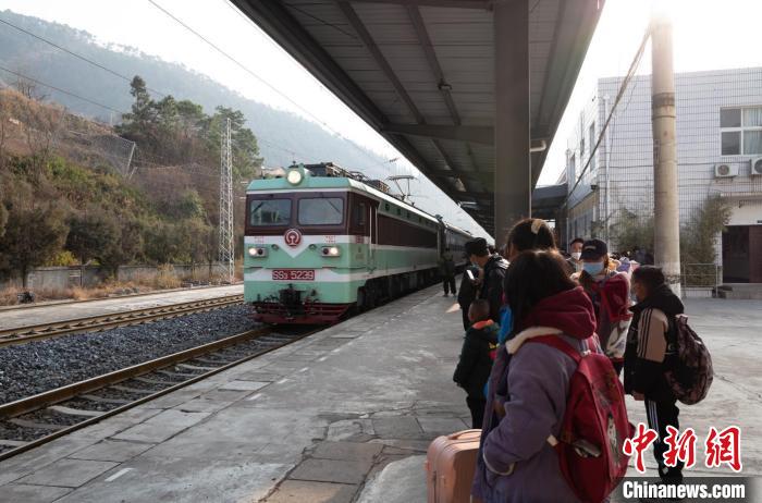 四川涼山：“慢火車”溫暖守護(hù)學(xué)子出行路