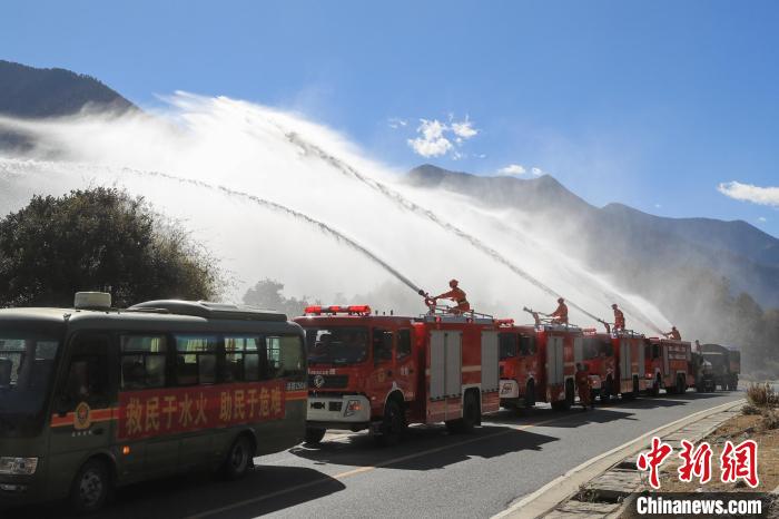 對高危區(qū)域進(jìn)行灑水防火?！●T怡凡 攝