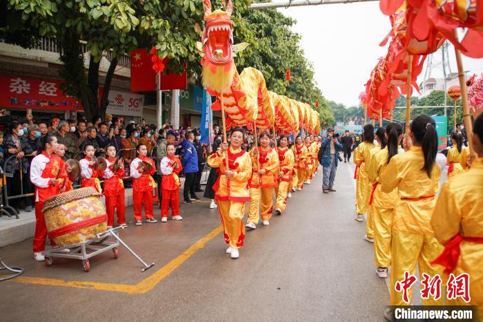 圖為民眾舞動長龍?！￡惞谘?攝