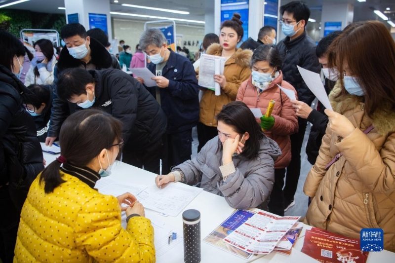 2月17日，在招聘會現(xiàn)場，求職者們在等待咨詢。新華社記者伍志尊 攝