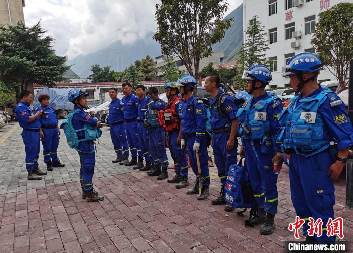 圖為2020年8月隴南文縣暴洪泥石流發(fā)生后，曹磊帶隊準備前往舍書鄉(xiāng)勘查受災情況。(資料圖) 受訪者供圖