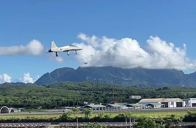 臺東志航基地F5戰(zhàn)機(jī)升空訓(xùn)練