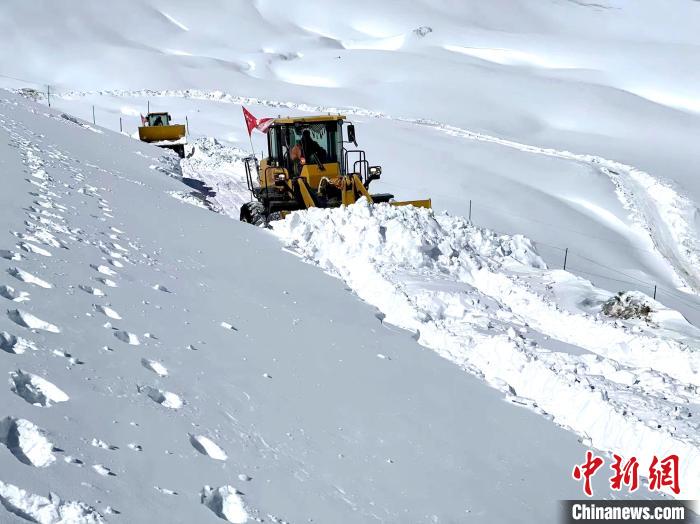 西藏阿里多地降雪公路養(yǎng)護部門全力保通