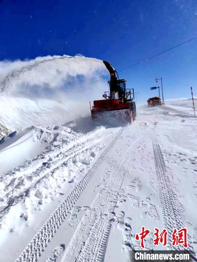 圖為阿里地區(qū)境內降雪，公路養(yǎng)護段工作人員保通作業(yè)。　阿里公路事業(yè)發(fā)展中心養(yǎng)護段供圖