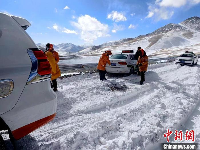 圖為阿里地區(qū)境內降雪，公路養(yǎng)護段工作人員保通作業(yè)?！“⒗锕肥聵I(yè)發(fā)展中心養(yǎng)護段供圖