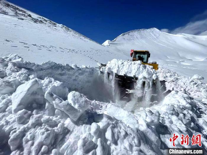 圖為阿里地區(qū)境內降雪，公路養(yǎng)護段工作人員保通作業(yè)?！“⒗锕肥聵I(yè)發(fā)展中心養(yǎng)護段供圖