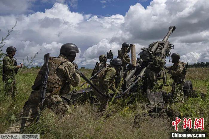 2022年7月14日，烏克蘭軍人準備在哈爾科夫地區(qū)使用美國提供的M777榴彈炮向俄羅斯陣地開火。