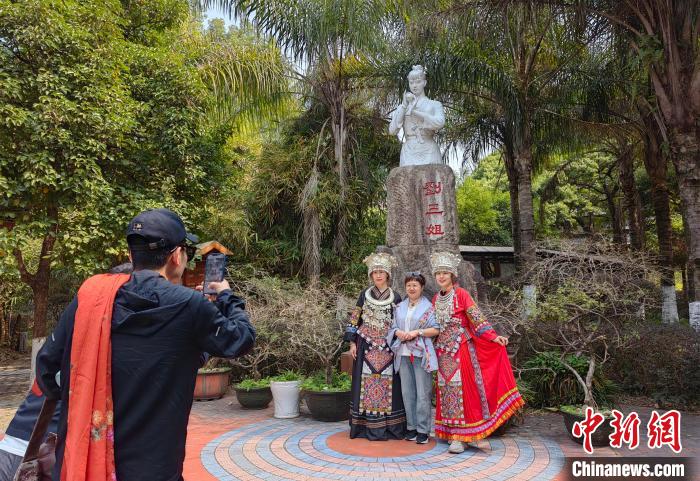 圖為3月2日，游客在“劉三姐”雕像前留影?！≮w琳露 攝