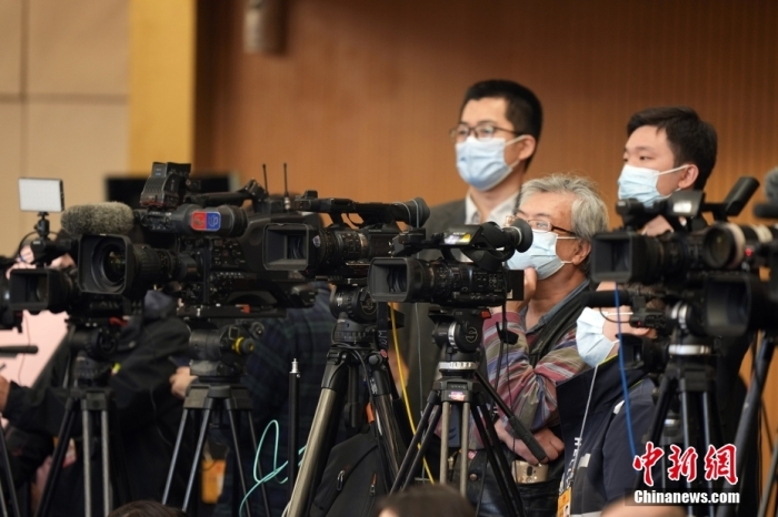 3月7日，十四屆全國人大一次會(huì)議在北京梅地亞中心多功能廳舉行記者會(huì)，外交部長秦剛就“中國外交政策和對外關(guān)系”相關(guān)問題回答中外記者提問。圖為記者在現(xiàn)場工作。<a target='_blank' href='/'>中新社</a>記者 毛建軍 攝