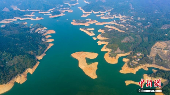 資料圖：航拍廣西梧州市蒼梧縣梨埠鎮(zhèn)爽島水庫，水清岸綠，河暢景美，宛如畫卷。何華文 攝