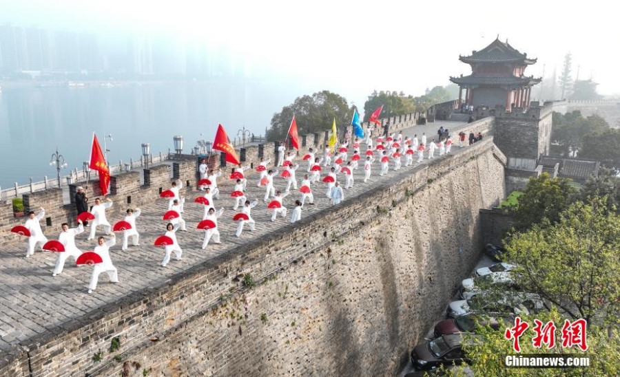 湖北襄陽：游古城 秀太極