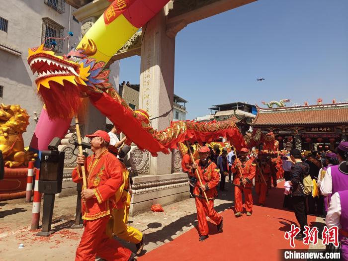 現(xiàn)場(chǎng)舉行盛大的龍藝陣、獅陣、鼓樂(lè)陣等踩街活動(dòng)?！×握涿?攝