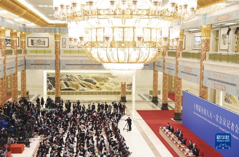 3月13日，十四屆全國人大一次會議在北京人民大會堂舉行記者會，國務(wù)院總理李強應(yīng)大會發(fā)言人王超的邀請出席記者會，并回答中外記者提問。國務(wù)院副總理丁薛祥、何立峰、張國清、劉國中參加。新華社記者 劉彬 攝