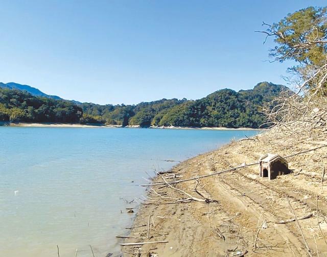 臺(tái)灣水情緊張，桃園石門(mén)水庫(kù)蓄水不到70％，水位持續(xù)下降，觀察水情指標(biāo)的阿姆坪土地公廟也已現(xiàn)身。（圖源：臺(tái)灣“中央社”）