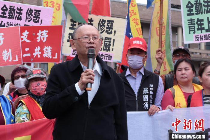 3月16日，臺灣多個民間團體抗議民進黨當局“全民防衛(wèi)動員準備法”修法。圖為臺灣統(tǒng)一聯(lián)盟黨主席戚嘉林。　兩岸和平發(fā)展論壇供圖