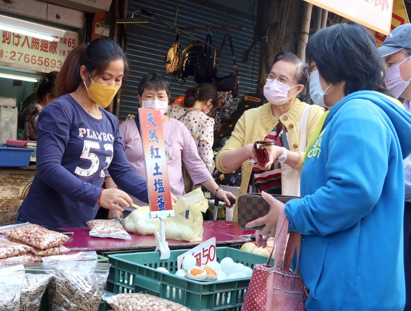 臺灣蛋荒未解，部分蛋商、蛋農(nóng)希望蛋價可以再度微調(diào)3元新臺幣，以價制量。（圖源：臺灣“中時新聞網(wǎng)”）