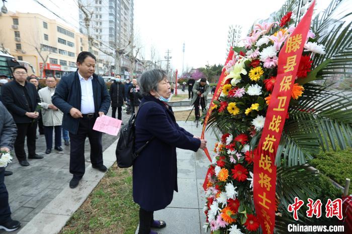 王銘章將軍兒媳白光蓮女士整理花籃緞帶?！≤囄募?攝