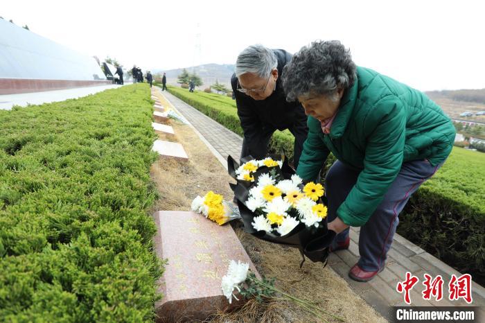 參戰(zhàn)將士后人紛紛手捧鮮花，分別進(jìn)行祭奠憑吊?！￡悵?攝