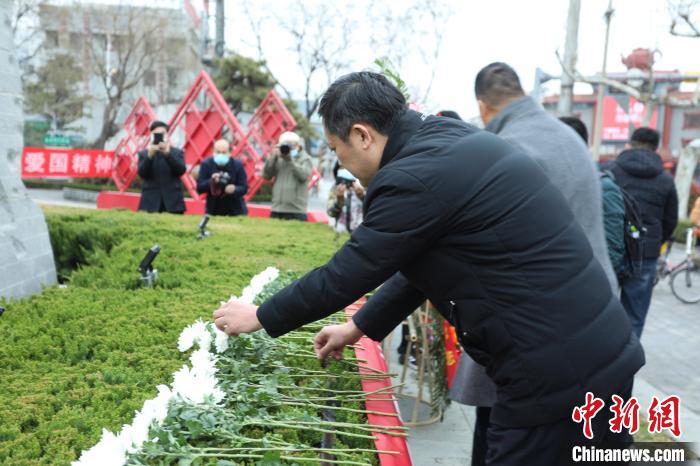 滕州市社會(huì)各界群眾和抗戰(zhàn)將士后人代表分別向先輩敬獻(xiàn)菊花。　陳濤 攝