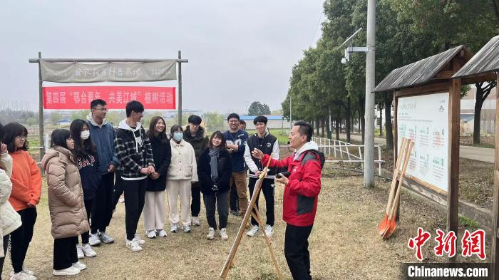 圖為第四屆“鄂臺(tái)青年，共美江城”植樹(shù)活動(dòng)3月19日在武漢舉行 武一力 攝