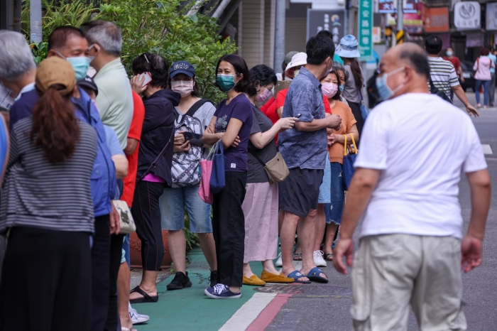 圖為去年疫情爆發(fā)，臺灣民眾搶買快篩照