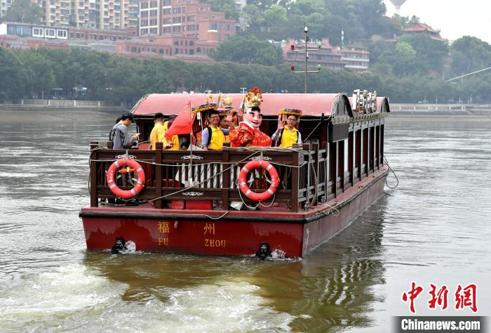 兩岸青年從福州市臺(tái)江區(qū)三通橋頭出發(fā)，乘坐閩江福船，賜福兩岸。　呂明 攝