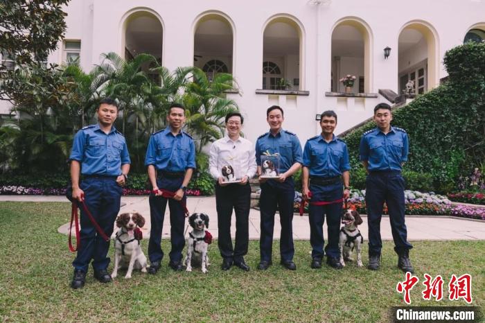 李家超禮賓府“宴請”赴土耳其救災搜救犬。　李家超社交媒體圖片 攝